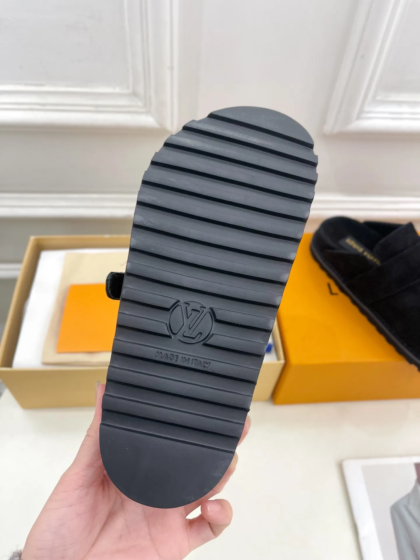 👟👟Ex-factory price 580👟👟 Men's model ➕10 LV | Louis Vuitton 25𝐬𝐬 🧡💚2025 Early spring new model Top version ⚠️ The counter features the latest LV COSY COMFORT metal buckle Bread Mule slippers hard goods new🆕 ❥BS purchasing level! Full of high-end feel! A popular model among bloggers at home and abroad, it’s retro and fashionable and looks amazing on your feet! Mainly recommended models on the official website★ ━━━━━ ЅᏇєєt ━━━━━ ▪️Upper: original specific cowhide/old leather ▪️lining: imported cowhide lining ▪️outsole: original molded outsole ▪️shoe size: women's size 35-39 (customized at 40.41) Men's size 40-44 (45.46 customized)